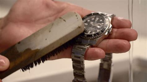 laying a rolex on paper towel|Rolex watch case cleaning.